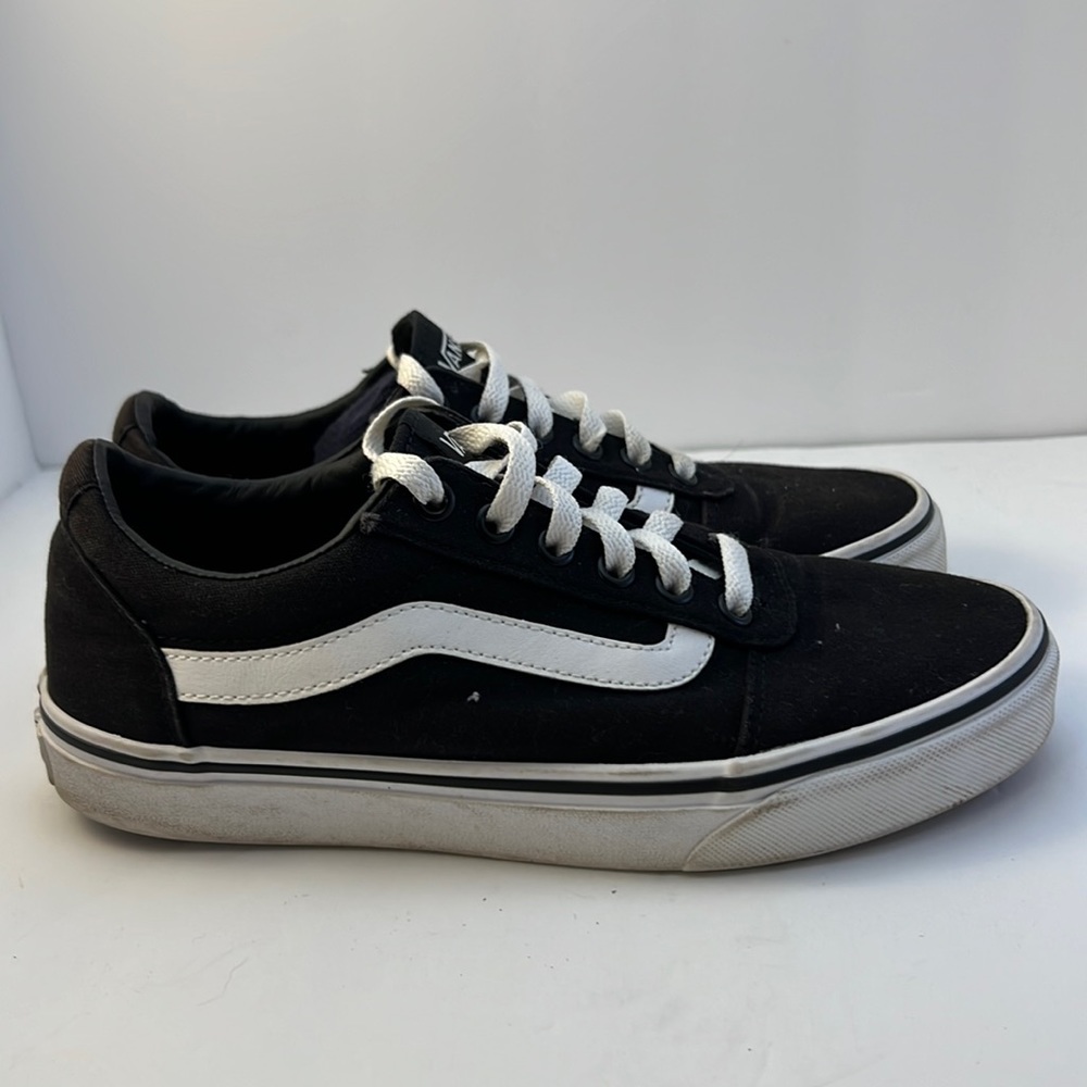 Vans Old Skool Black White Women's 7.5 Suede Canvas Low Top Sneakers